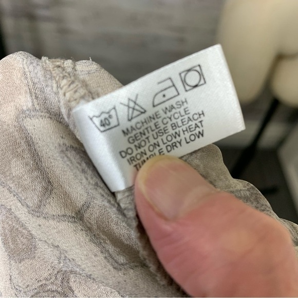 Violet + Claire Tan Crepe Blouse Paisley Print Long Sleeves Key Hole Top Sz L - Picture 9 of 12